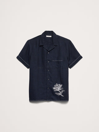 Camisa Resort de lino bordada de corte estándar.