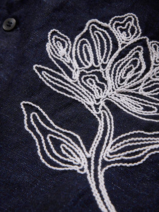 Camisa Resort de lino bordada de corte estándar.