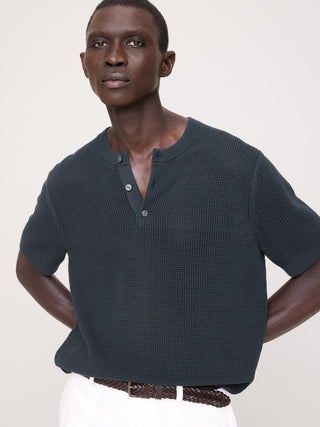 Camiseta henley de algodón y seda.