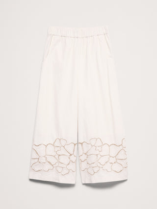 Pantalón tobillero de pierna ancha sin cordones en popelina bordada.