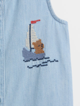 Bebé Shorty de una pieza con tirantes de mezclilla bordados.