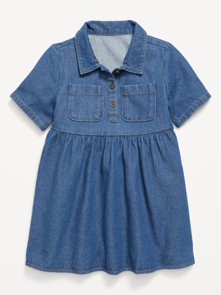 Vestido camisero vaquero de manga corta para niñas pequeñas.