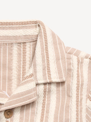 Conjunto de camisa y pantalón corto de rayas texturizadas de manga corta para bebé.