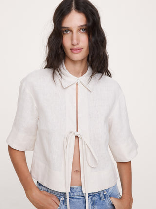 Camisa de lino con lazo al frente.