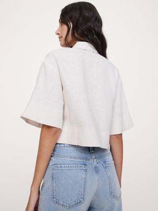 Camisa de lino con lazo al frente.