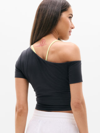 Camiseta con un hombro Move With Ease.