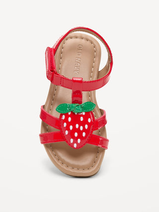Sandalias brillantes de piel sintética para niñas pequeñas.