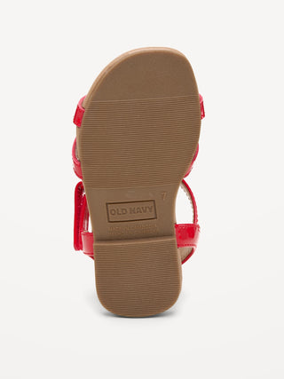 Sandalias brillantes de piel sintética para niñas pequeñas.