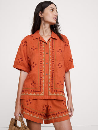 Camisa Resort de lino bordada.