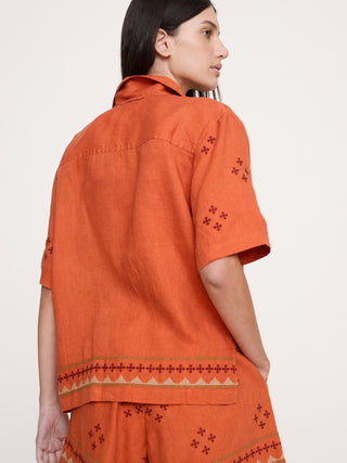Camisa Resort de lino bordada.