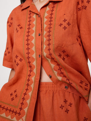 Camisa Resort de lino bordada.