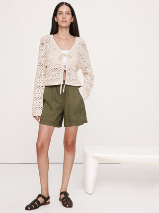 Cárdigan de crochet de algodón con lazo al frente.
