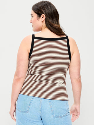 Camiseta sin mangas con delantal sin mangas ajustada.