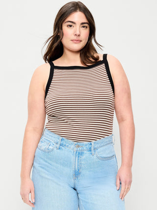 Camiseta sin mangas con delantal sin mangas ajustada.