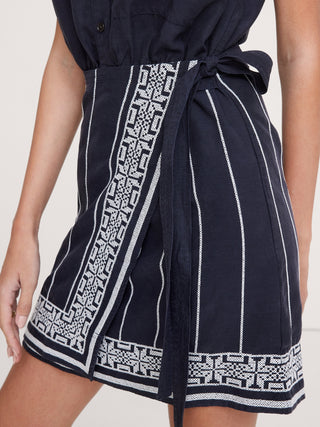 Vestido cruzado de lino Tencel™ bordado.