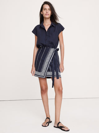 Vestido cruzado de lino Tencel™ bordado.