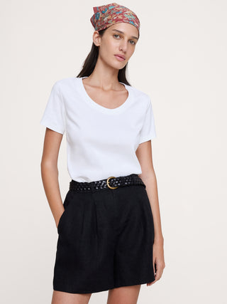 Camiseta minimalista de algodón con cuello redondo.