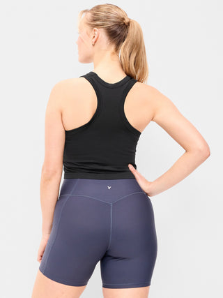 Top corto ajustado sin costuras con cuello alto.