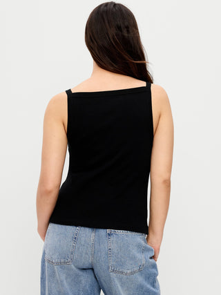 Camiseta sin mangas con delantal sin mangas ajustada.