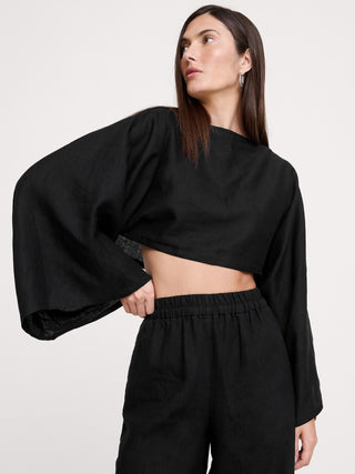 Top corto de lino con cuello barco.