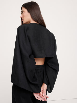Top corto de lino con cuello barco.