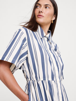 Vestido camisero de popelina con espalda abierta.