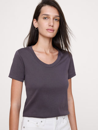 Camiseta minimalista de algodón con cuello redondo.