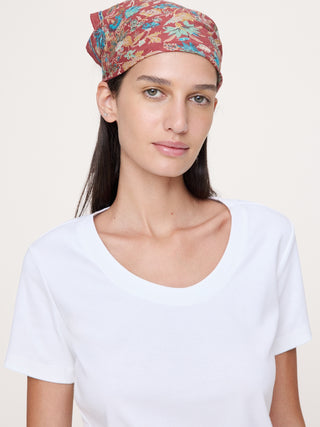 Camiseta minimalista de algodón con cuello redondo.