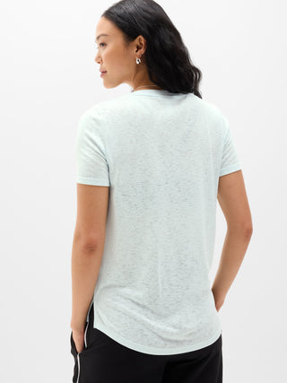 Camiseta Breezy con cuello en V.