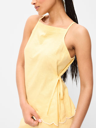 Camiseta sin mangas con delantal y lazo lateral.