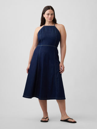 Vestido midi vaquero con cuello halter.