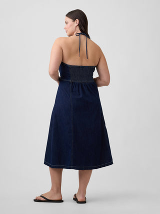 Vestido midi vaquero con cuello halter.