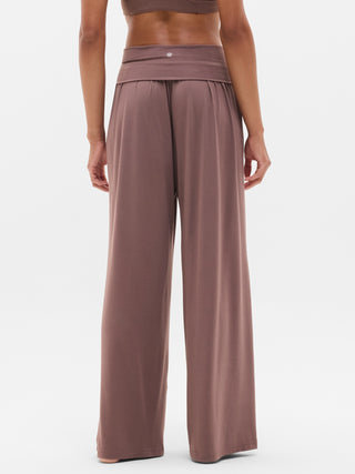 PANTALÓN DRAPEADO DE TIRO MEDIO.