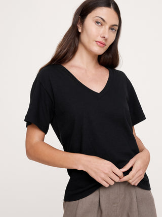Camiseta estilo boyfriend de algodón flameado con cuello en V.