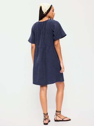 Minivestido con vuelo de gasa arrugada y mangas onduladas.