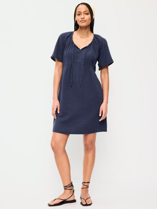 Minivestido con vuelo de gasa arrugada y mangas onduladas.