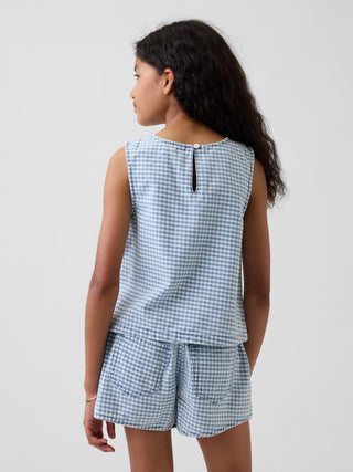 Camiseta sin mangas de mezclilla de cuadros vichy para niños.