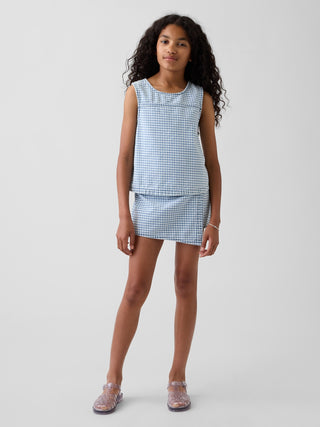Camiseta sin mangas de mezclilla de cuadros vichy para niños.