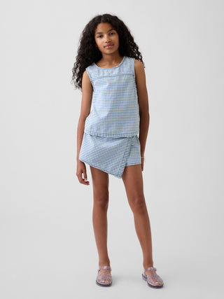 Minifalda-pantalón de mezclilla con frente cruzado de cuadros para niños.