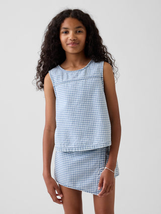 Camiseta sin mangas de mezclilla de cuadros vichy para niños.