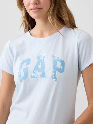 Camiseta con logo de Gap.
