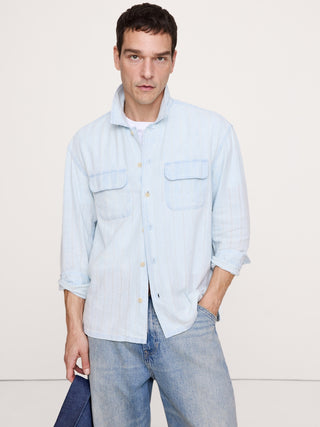Camisa Resort de mezclilla de corte relajado y manga larga.