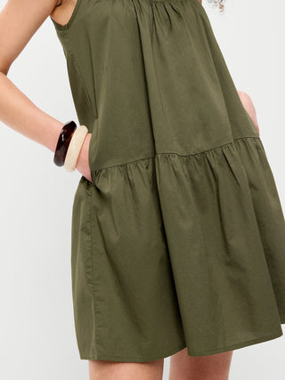 Minivestido con vuelo y cintura caída.