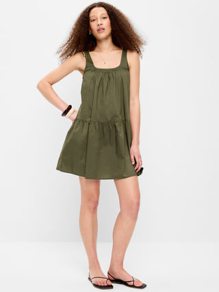 Minivestido con vuelo y cintura caída.