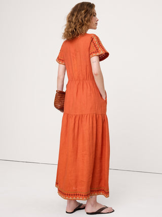Vestido largo escalonado de lino bordado.