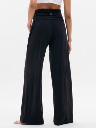 PANTALÓN DRAPEADO DE TIRO MEDIO.