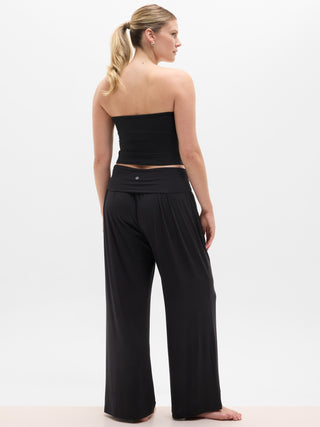 PANTALÓN DRAPEADO DE TIRO MEDIO.