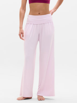 PANTALÓN DRAPEADO DE TIRO MEDIO.