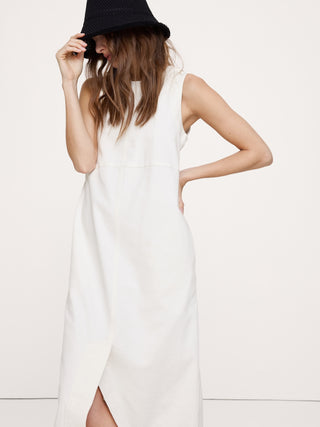 Vestido midi recto de mezclilla.