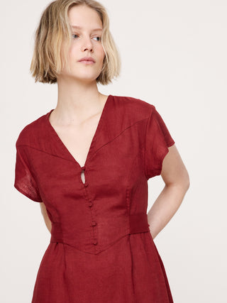 Vestido largo de lino con lazo lateral.